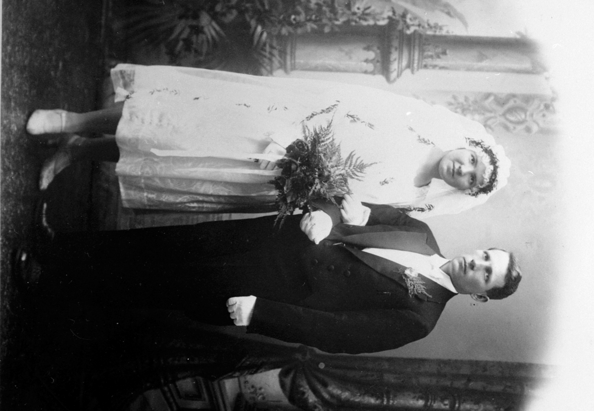 Anno Domkirkeodden, Brudeparet Lovise Karlsdatter Røhrsveen (1904-1984) og Gudbrand Gudbrandsen Tørud (1894-1976). Skavang, Helgøya.