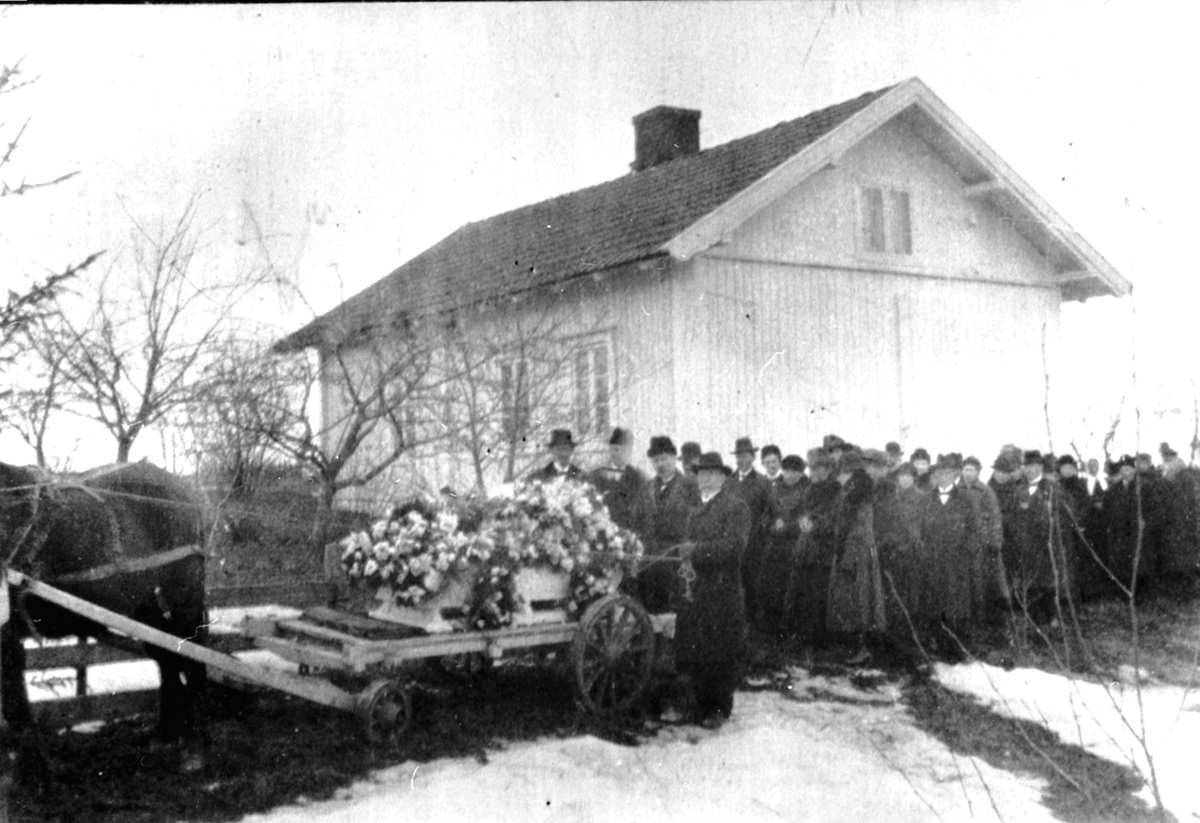 Anno Domkirkeodden, Begravelsen etter Tonette Vestgård. Kisten på langkjerre utenfor Vestgård, Helgøya. Mye folk føler kista. Vinter.