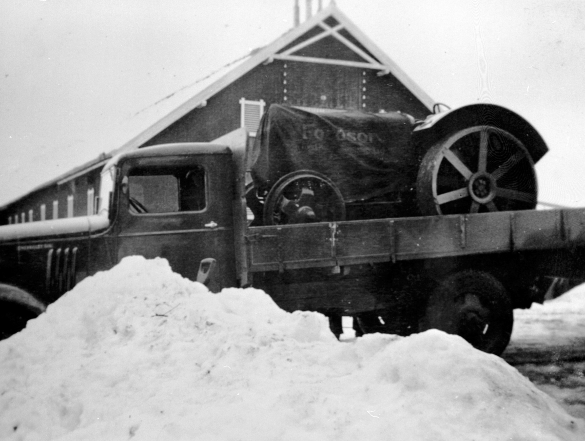 Anno Domkirkeodden, Ny Fordson jerntraktor kommer transportert på lastebil til Tørud gård, Ringsaker. Lastebilen er en Chevrolet 1934-35 modell.