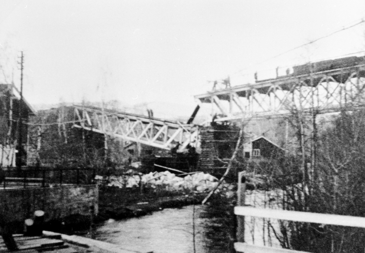 Anno Domkirkeodden, Jernbanebrua over Moelva er sprengt i aprildagene 1940. Krigen i Ringsaker.