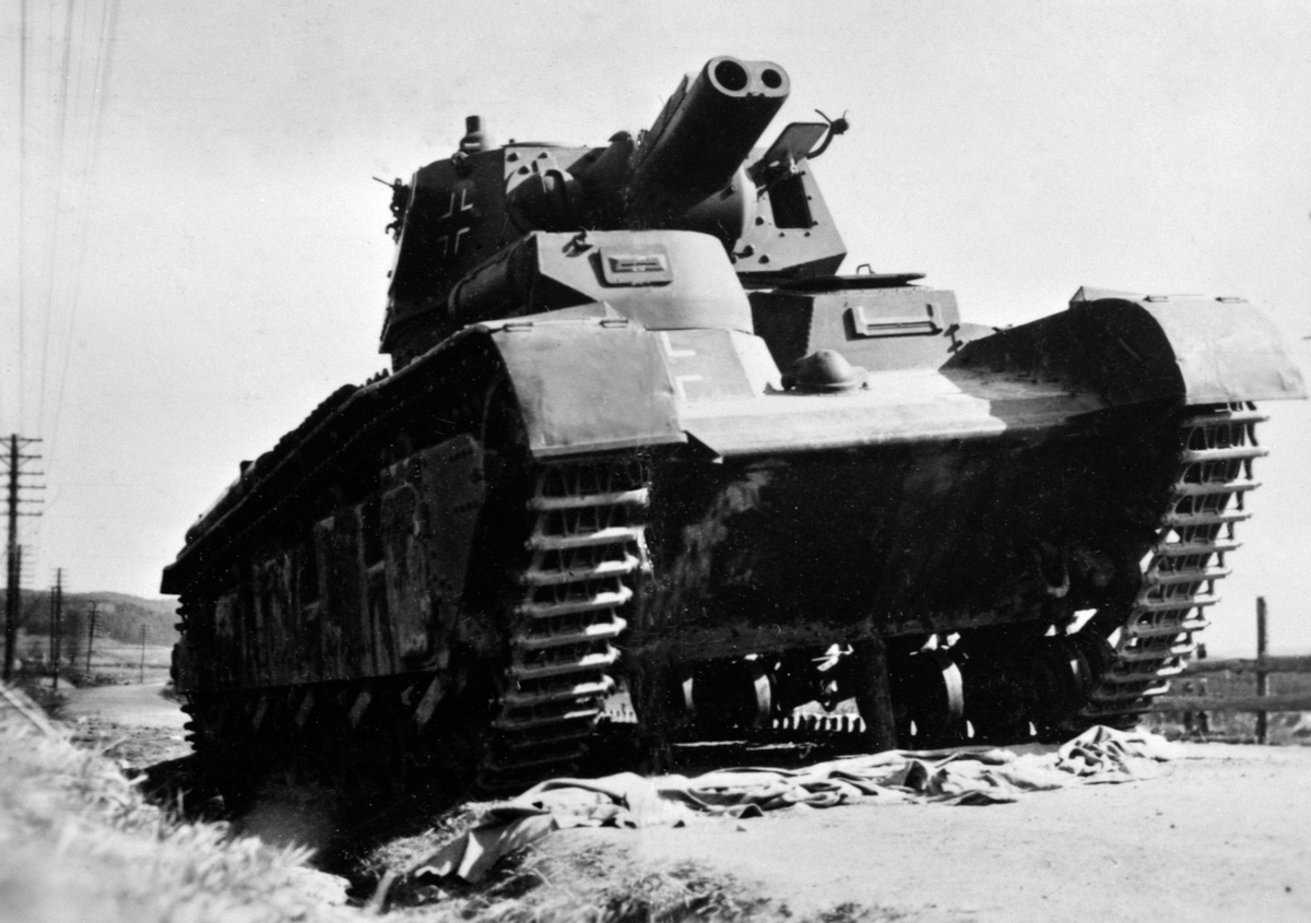 Anno Domkirkeodden, Tysk stridsvogn, tanks, etterlatt på Ring, 21 April 1940, krigen, Ringsaker. Dette er antagelig en PanzerKampfwagen Neubaufahrzeug V eller VI ( PzKpfw NbFz). Disse ble aldri satt i stor produksjon, med de produserte fem prototyper. Tyskerne tok med seg tre stykker under invasjonen av Norge, mest so…