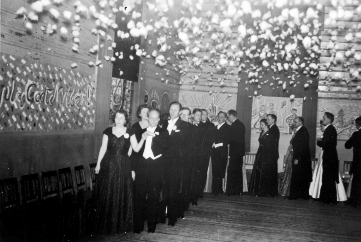 Anno Domkirkeodden, Ringsaker bondelags formann Gudbrand Tørud og Martha Skyrud fører polonesen, på nyttårsball, Tingvang. Signe Fjelstad har dekorert veggene. Videre er: Hans Herberg og Tulbi Tørud, Kåre Skyberg, Lasse Herberg.
