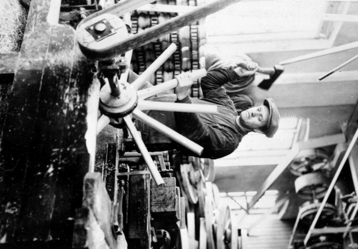 Anno Domkirkeodden, Interiør, hjulmakeriet, trehjulproduksjon, Moelven Brug, den siste hjulmaker Karl Dalseth slår eiker i navet, hjulproduskjon ble innstillt i 1955.