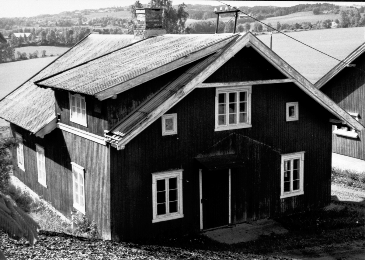 Anno Domkirkeodden, Eksteriør, drengestue på Hoel gård, Nes, Hedmark. Bygget 1885 av Karl Kildal, revet 1990. Huset de første åra svenske arbeidere som arbeidet med nydyrking. Derfor ble den også kallt Sverige.