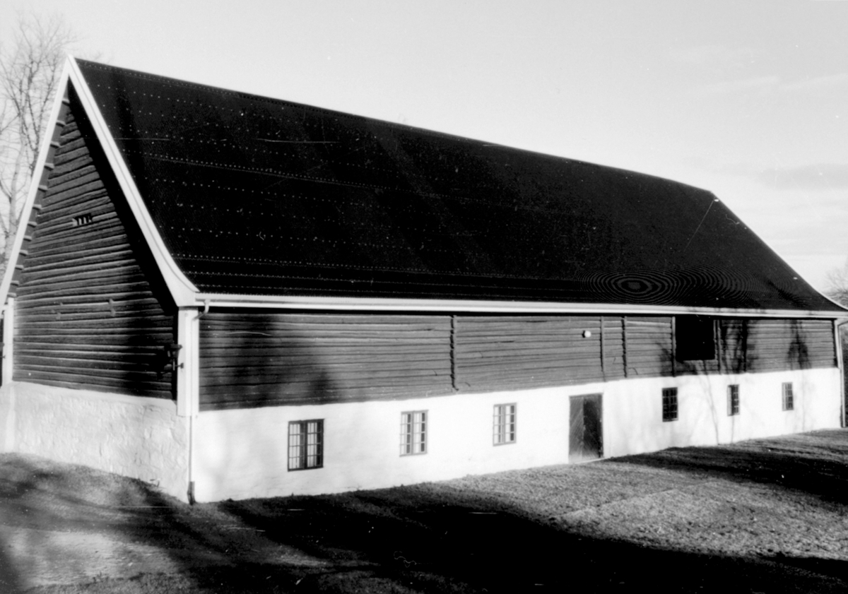 Anno Domkirkeodden, Eksteriør, stallåven på Hoel gård, Nes, Hedmark. Bygd i 1840 av Nils Halvorsen Hoel (1800-1881).