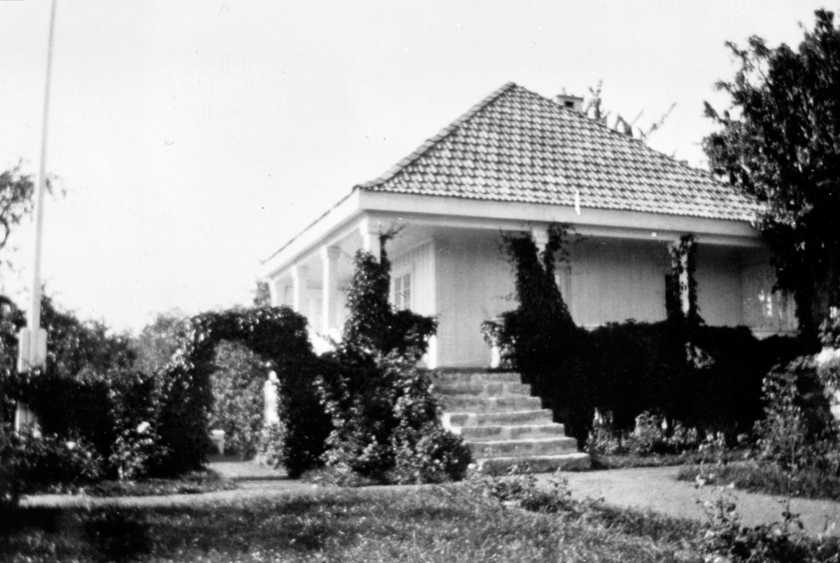 Anno Domkirkeodden, Eksteriør, lysthus, Hoel gård, Nes, Hedmark. Flaggstang. Portall med villvin.