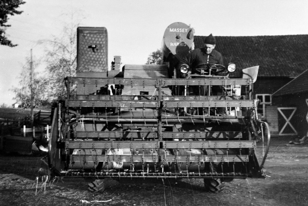 Anno Domkirkeodden, Den første selvgående skutresker, en Massey Harris, på Hoel gård, Nes, Hedmark. Sjåfør er Guttorm Søberg f.1925.