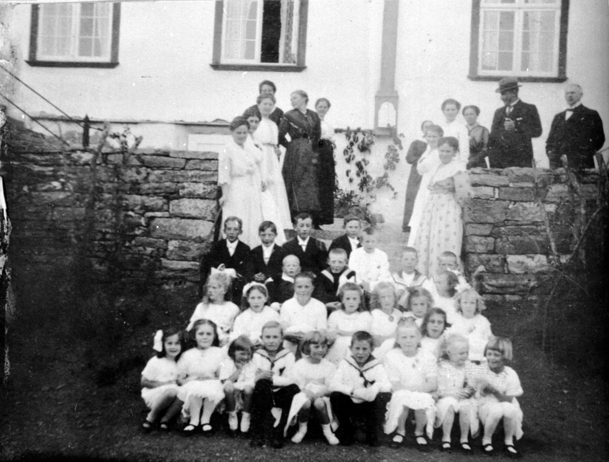 Anno Domkirkeodden, Stor gruppe festkledde barn og voksne på trappa Hoel gård, Nes, Hedmark.