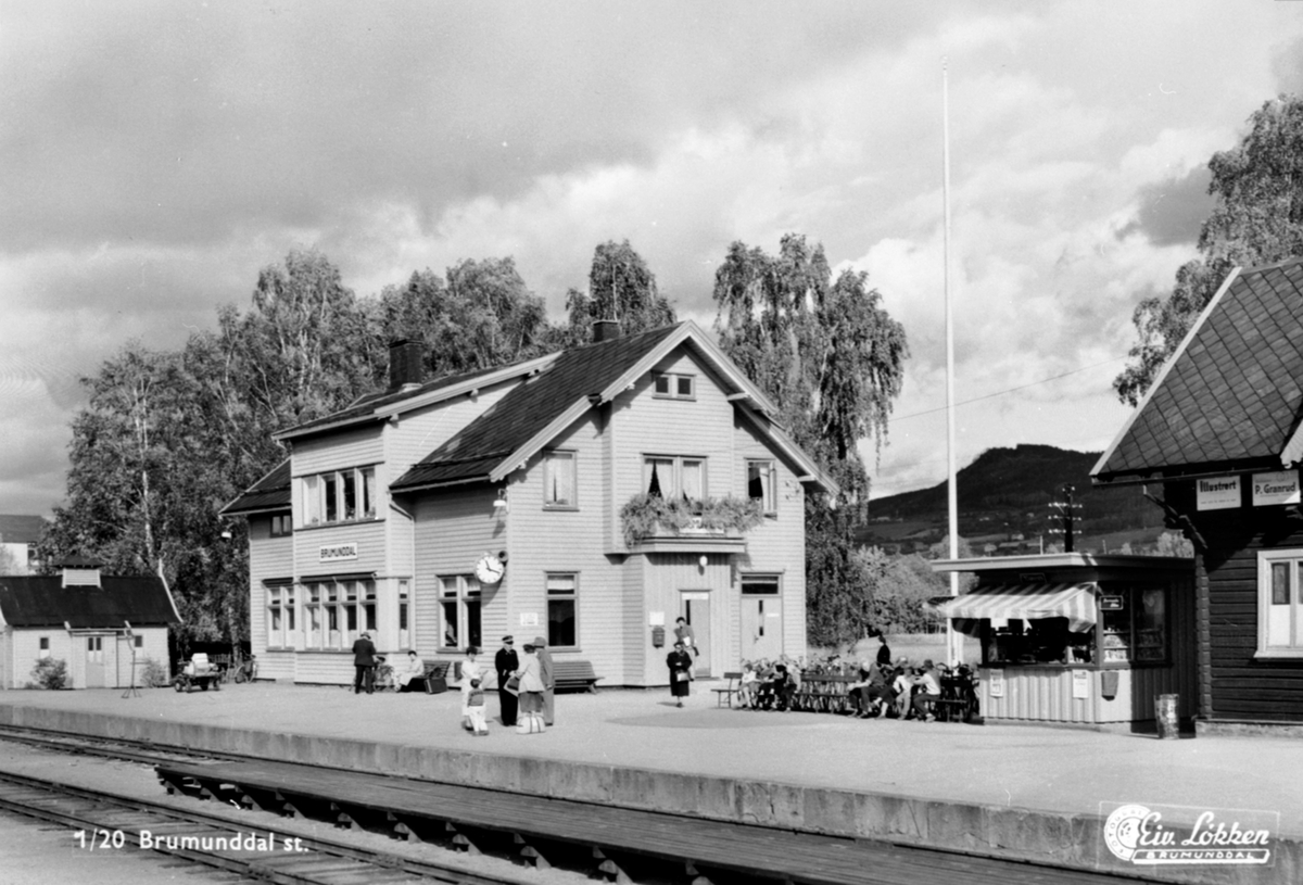Anno Domkirkeodden, Eksteriør, Brumunddal Jernbanestasjon, perrong, jernbanespor, folk.