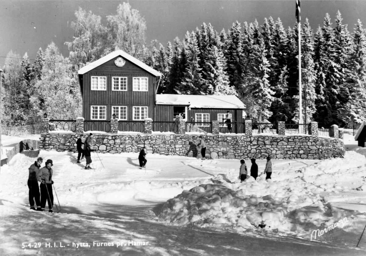 Anno Domkirkeodden, Eksteriør, H.I.L. hytta i Furnesåsen, folk på ski, flagg.