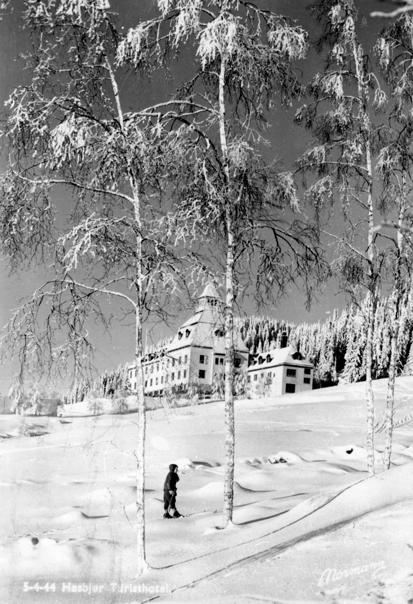 Anno Domkirkeodden, Høsbjør Turishotell, Furnes, barn på ski.
