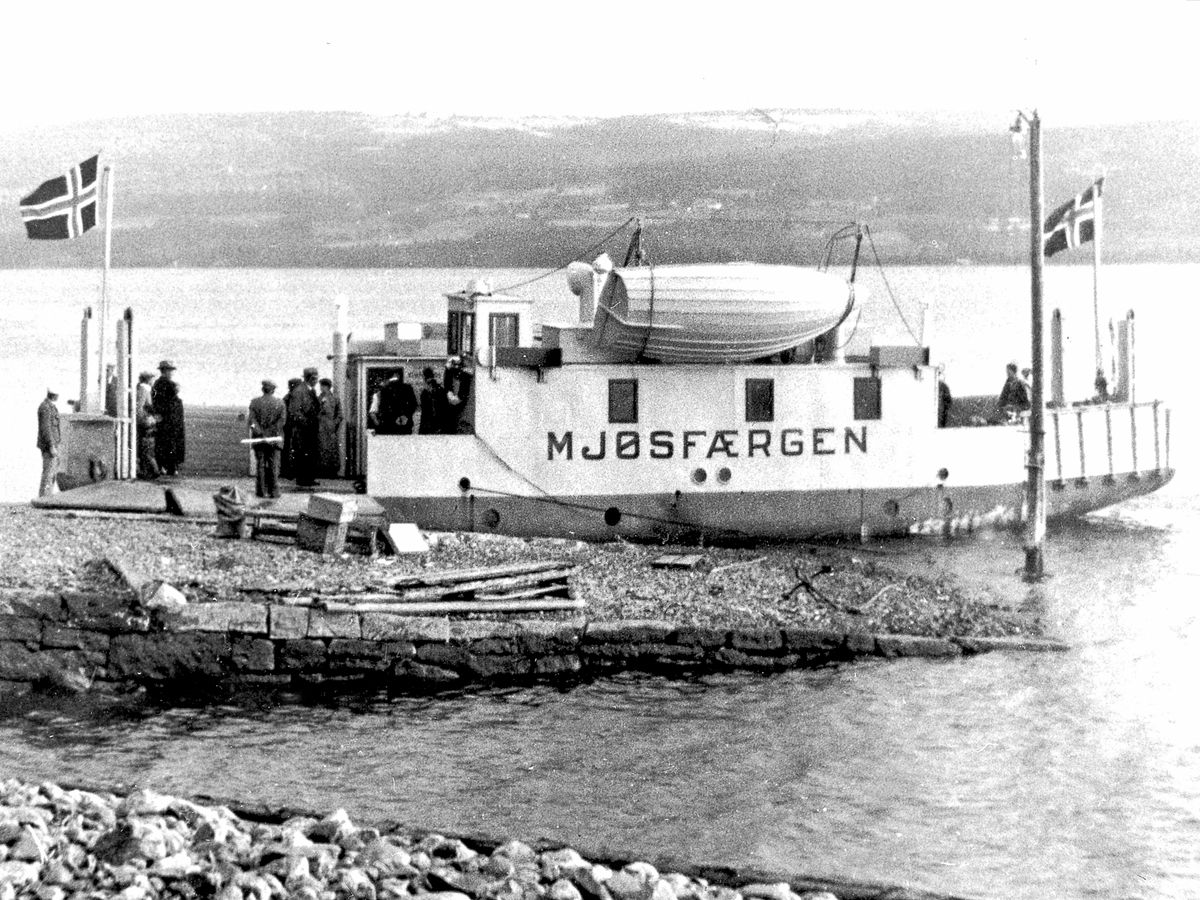 Anno Domkirkeodden, M. F. Mjøsfergen ved den gamle brygga på Mengshoel, Nes, Hedemark.