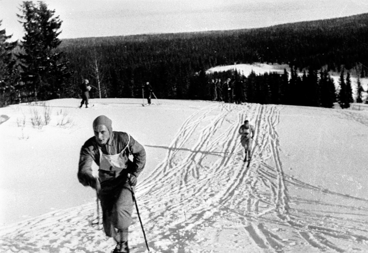 Anno Domkirkeodden, Langrenn, 2 skilpere med startnummer, folk ser på, Ringsaker.