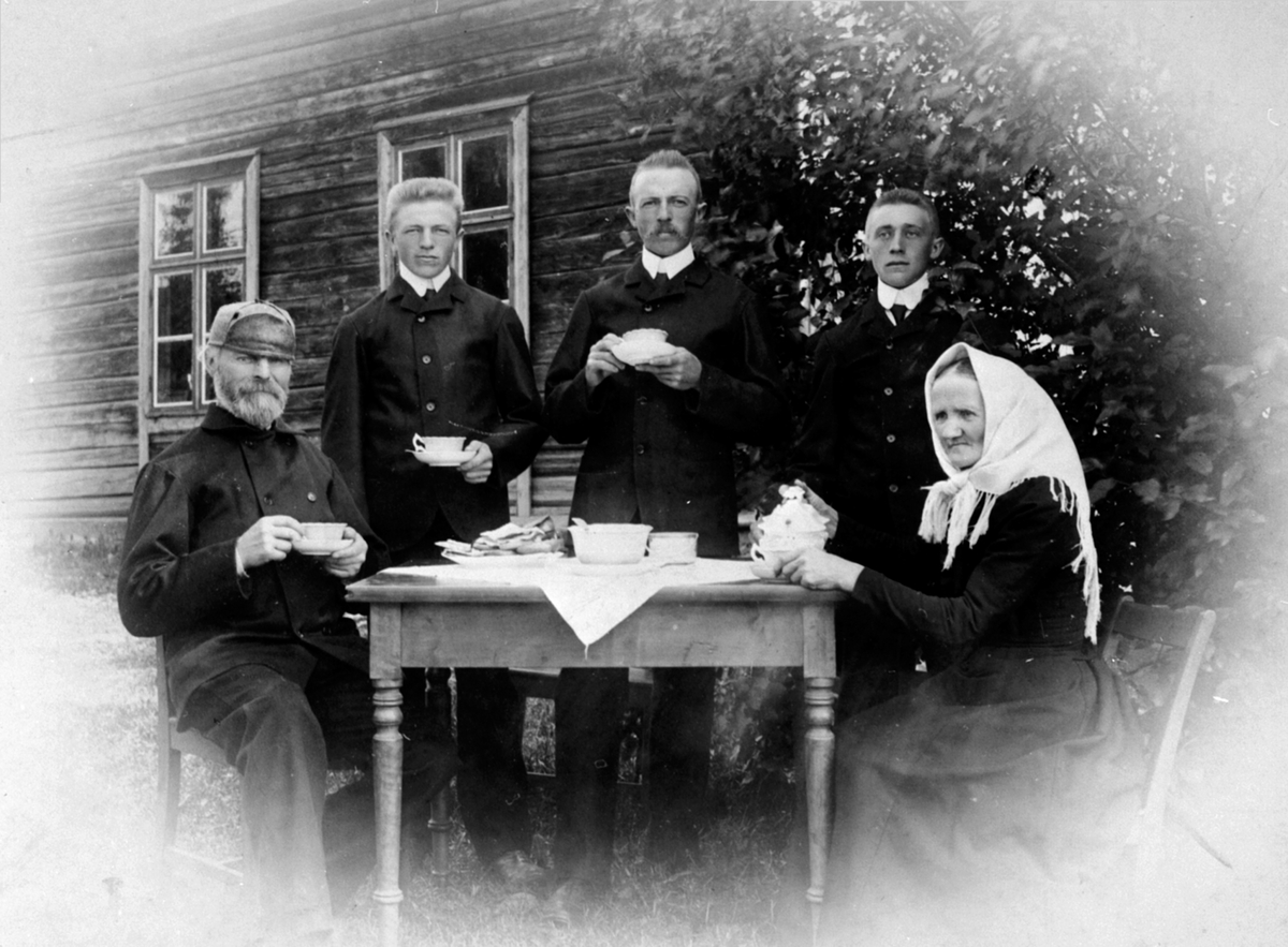 Anno Domkirkeodden, Familie på Svartshoel, Nes, Hedmark drikker kaffe i hagen. Fra venstre er Syver Mikkelsen Greften (1854-1933), Bernhard f.1888, Mathias f.1883, Hans f.1885, Agnete Halvorsdatter (1855-1926).
