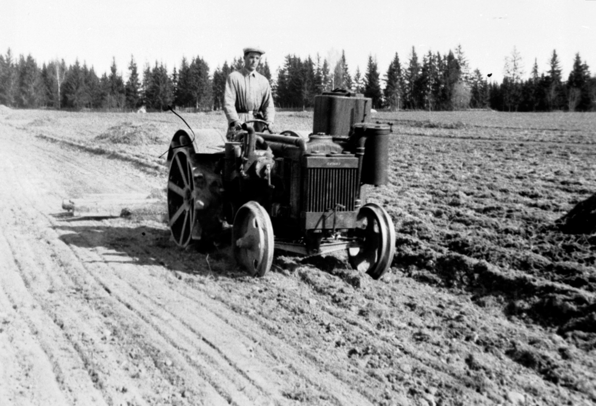 Anno Domkirkeodden, Våronn på Hoel gård, Nes, Hedmark. Slådding med jerntraktor påsatt knottgenerator. Sjåfør er Nikolai Evensen (1887-1979).