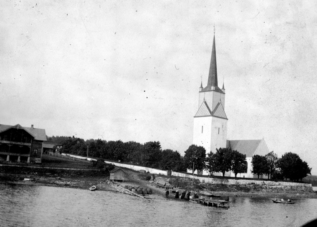 Anno Domkirkeodden, Eksteriør Nes kirke, Tingnes forsamlingslokale, brygge med folk, robåt. Nes, Hedmark.
