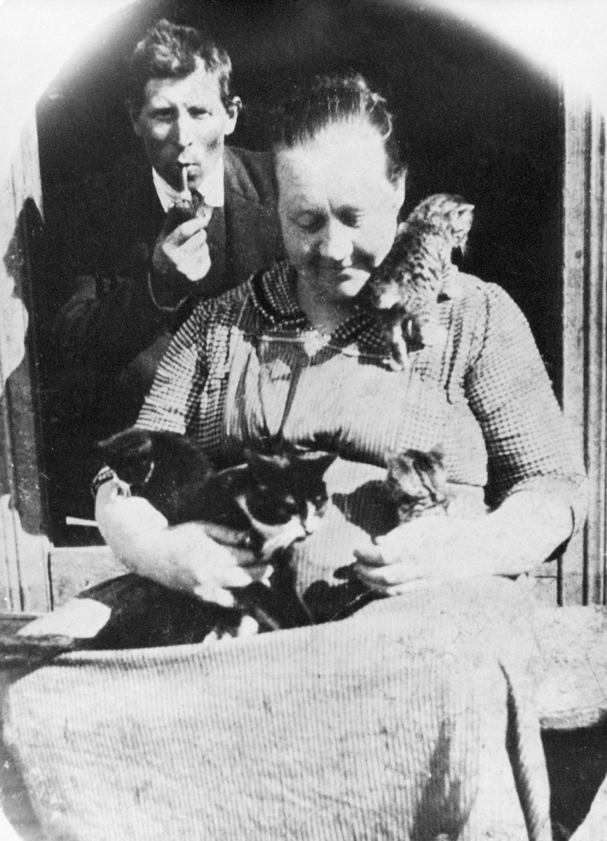 Anno Domkirkeodden, Marte Kristiansen i Midtskog, Nes, Hedmark med katter. Even Kristiansen (1875-1963) var kar som likte å spille trekkspill og ta med Marta (Lundby) Kristiansen Midtskog (1874-1938) ut på dansegulvet da han ikke spilte opp til dans selv.