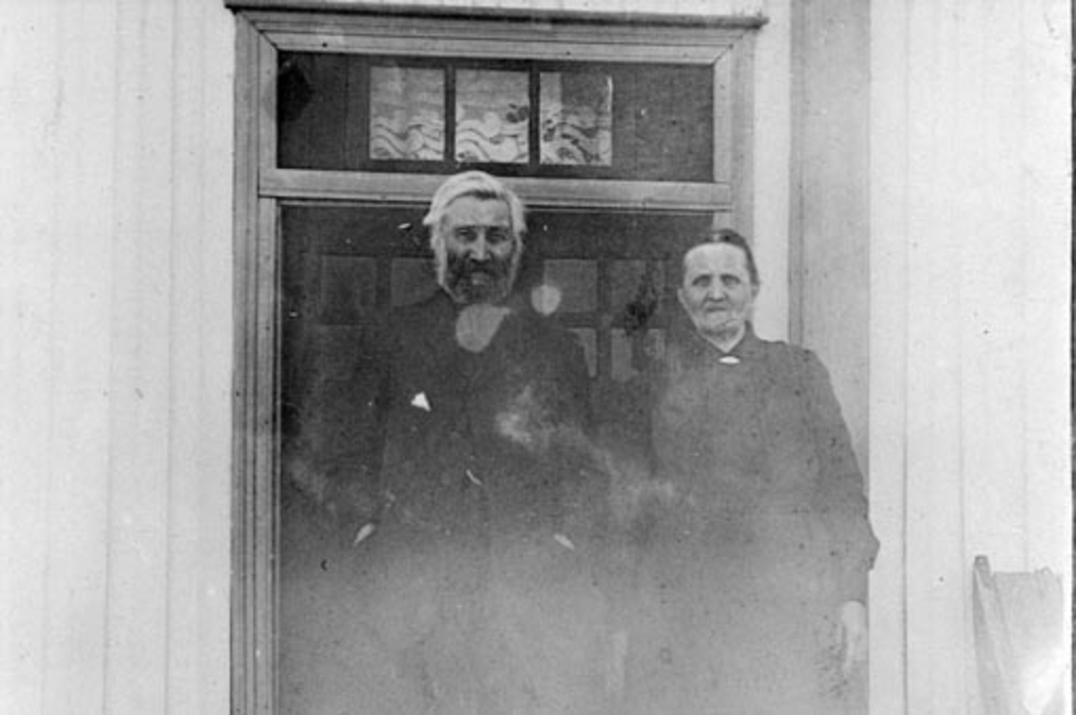 Anno Domkirkeodden, Lærer Andreas Hansen (1837-1931) med hustru Serine Kjølerød (1857-1925, Kvikne) foran hovedinngangen på Orderholt/Fredheim skole, Nes, Hedmark.