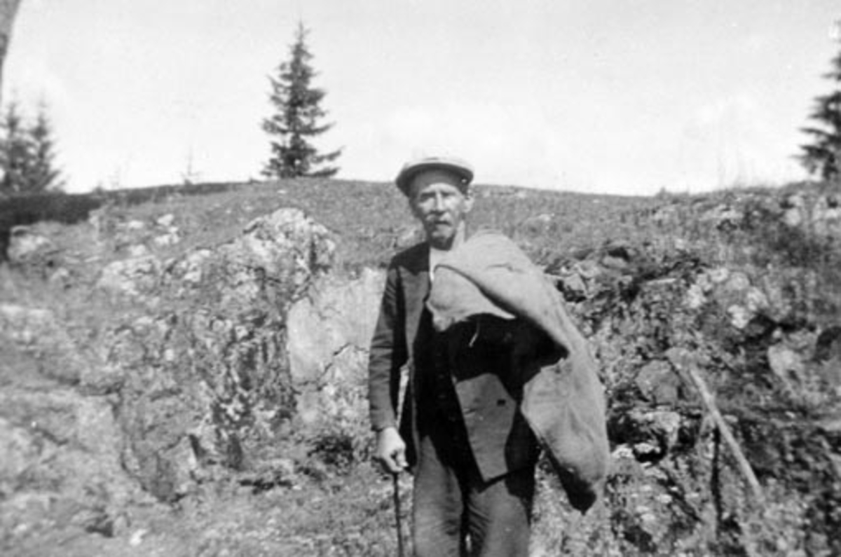 Anno Domkirkeodden, Portrett av omreisende handelsmann, Anton Andersen (1876-1944), også kalt for "Keisen". Med stokk og sekk på ryggen på Bjørnstad, Nes, Hedmark.