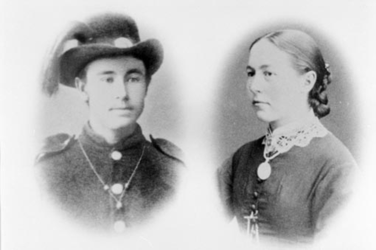 Anno Domkirkeodden, Even Kristiansen Haugom (1861-1959) i uniform og Karoline Olsdatter Haugom (1866-1950) fra Haugom, Stavsjø, Hedmark.