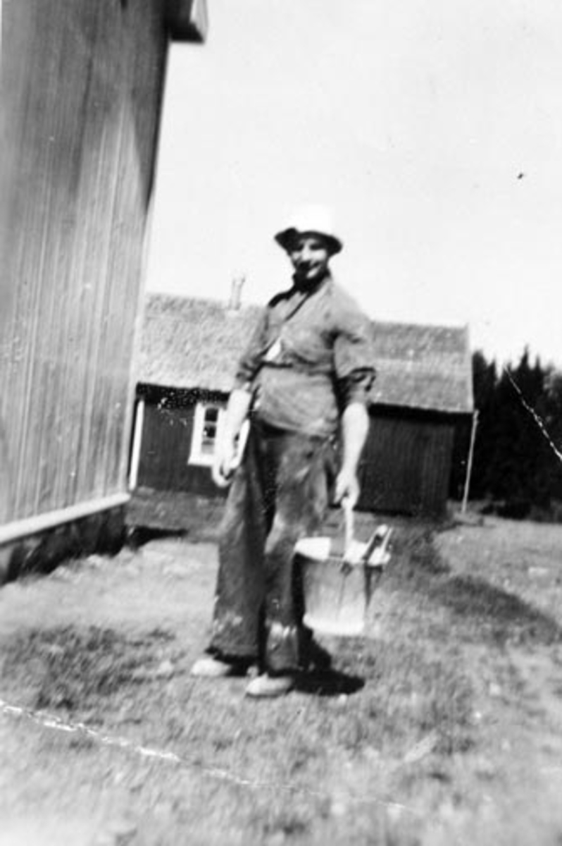 Anno Domkirkeodden, Frantsstuen under Aarvold, Stavsjø, Hedmark. Jørgen Stenberg (1902-1985) holder på å male huset.