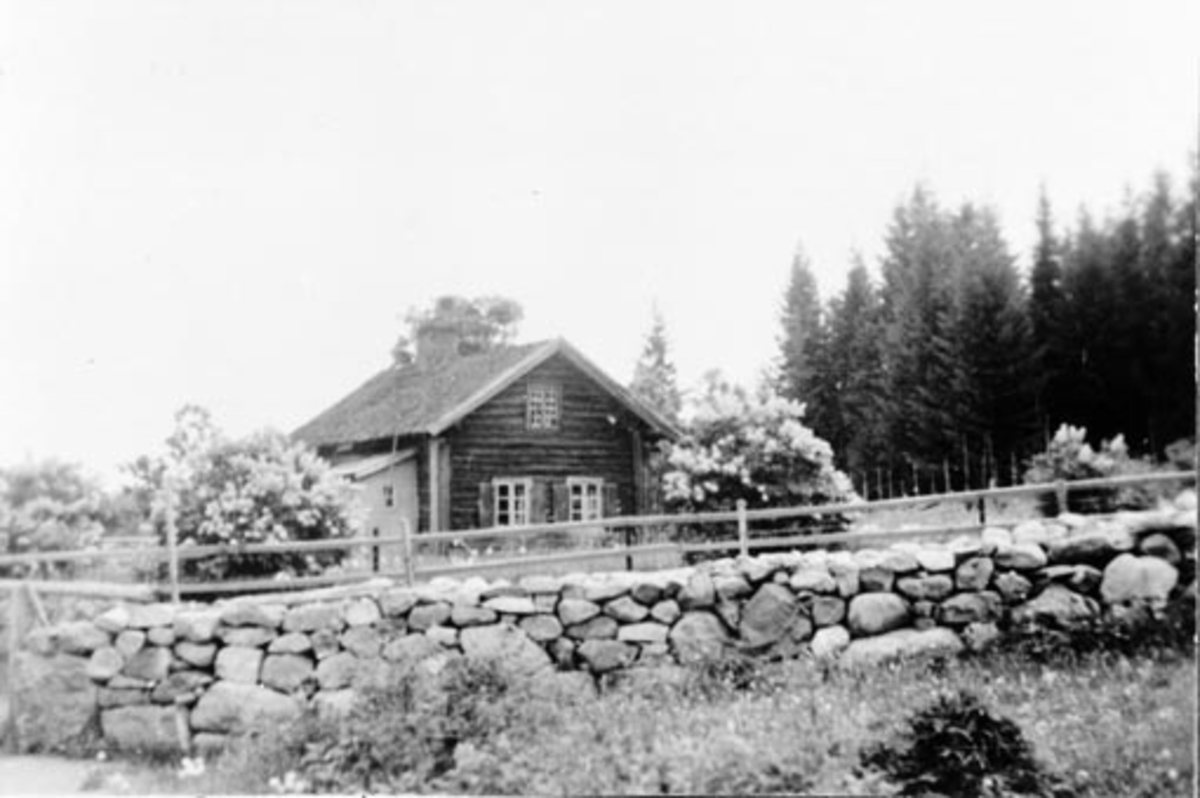 Anno Domkirkeodden, Eksteriør. Huset i Engeland, Stavsjø, Hedmark med steingjerde.