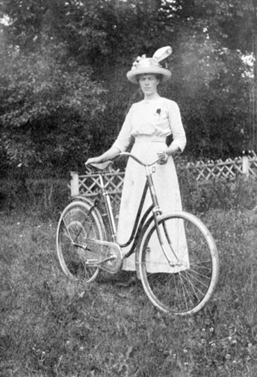 Anno Domkirkeodden, Thea Amundsdatter Berger (1889-1965) med sykkel. Kjole og hatt. Hun ble gift med Halvor Hovie.