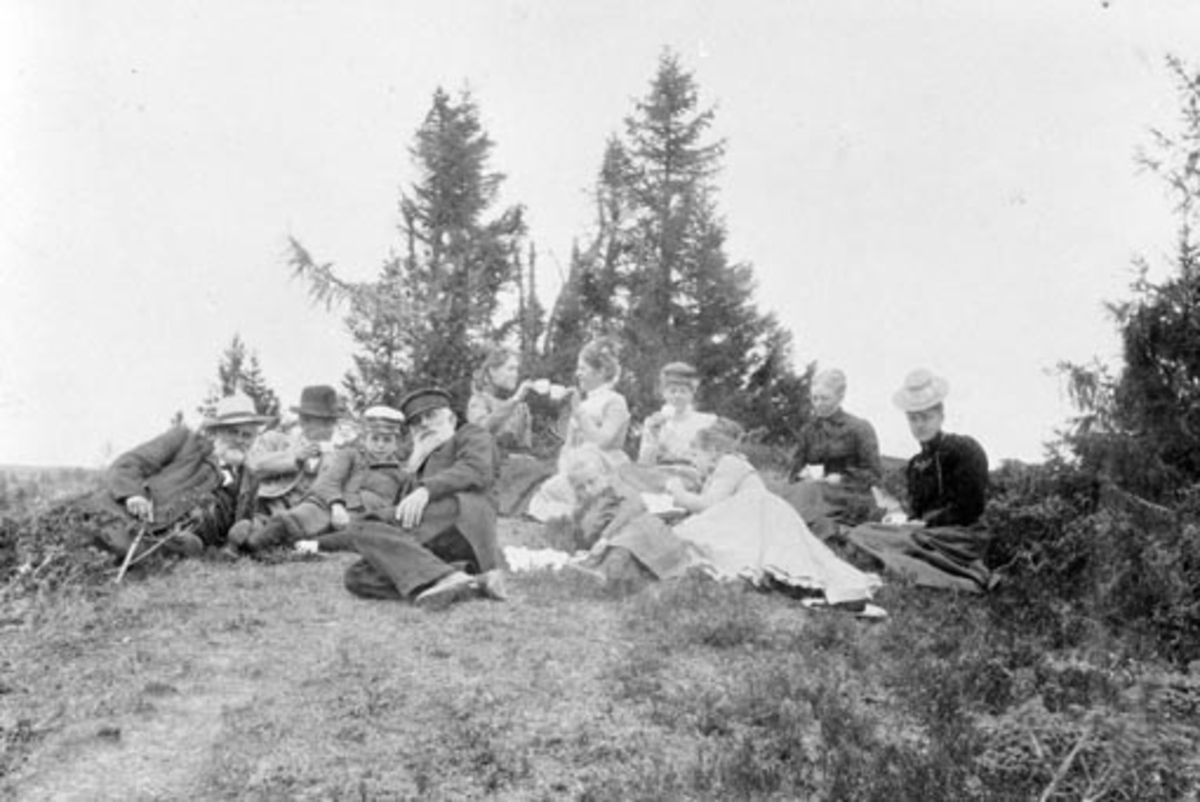 Anno Domkirkeodden, Rast med kaffepause, fra venstre er Christian Berg, Martinus Berg, Fredrik Klundby F:1847, H. P. Klundby F:1847 Agnes Berg, Helene Klundby, Aagot Klundby, Rønnaug Klundby, Ragna Klundby, Lovise Baaberg, Ragnhild Alseth, Sjusjøen, Ringsaker Almenning.