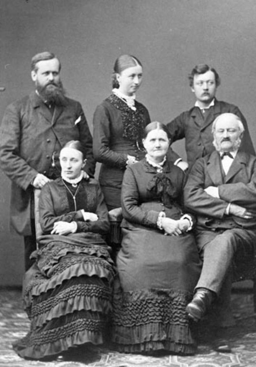 Anno Domkirkeodden, Foran er Antonette Stuve (1825-1920) , Gulbrand Stuve F:1813 med barn. Bak fra venstre er Christian Berg (1846-1902), Kari Stuve F:Opsal 1867, Ludvik Stuve F:1852, foran til venstre Maria Gustava Berg F.Stuve (1854-1890).