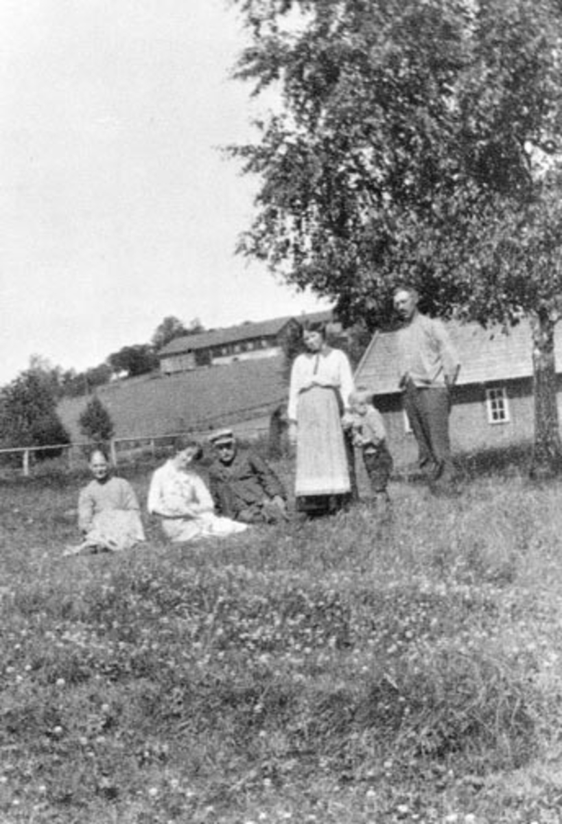 Anno Domkirkeodden, Voksen og liten gutt i hagen på Rør store, Ringsaker.
