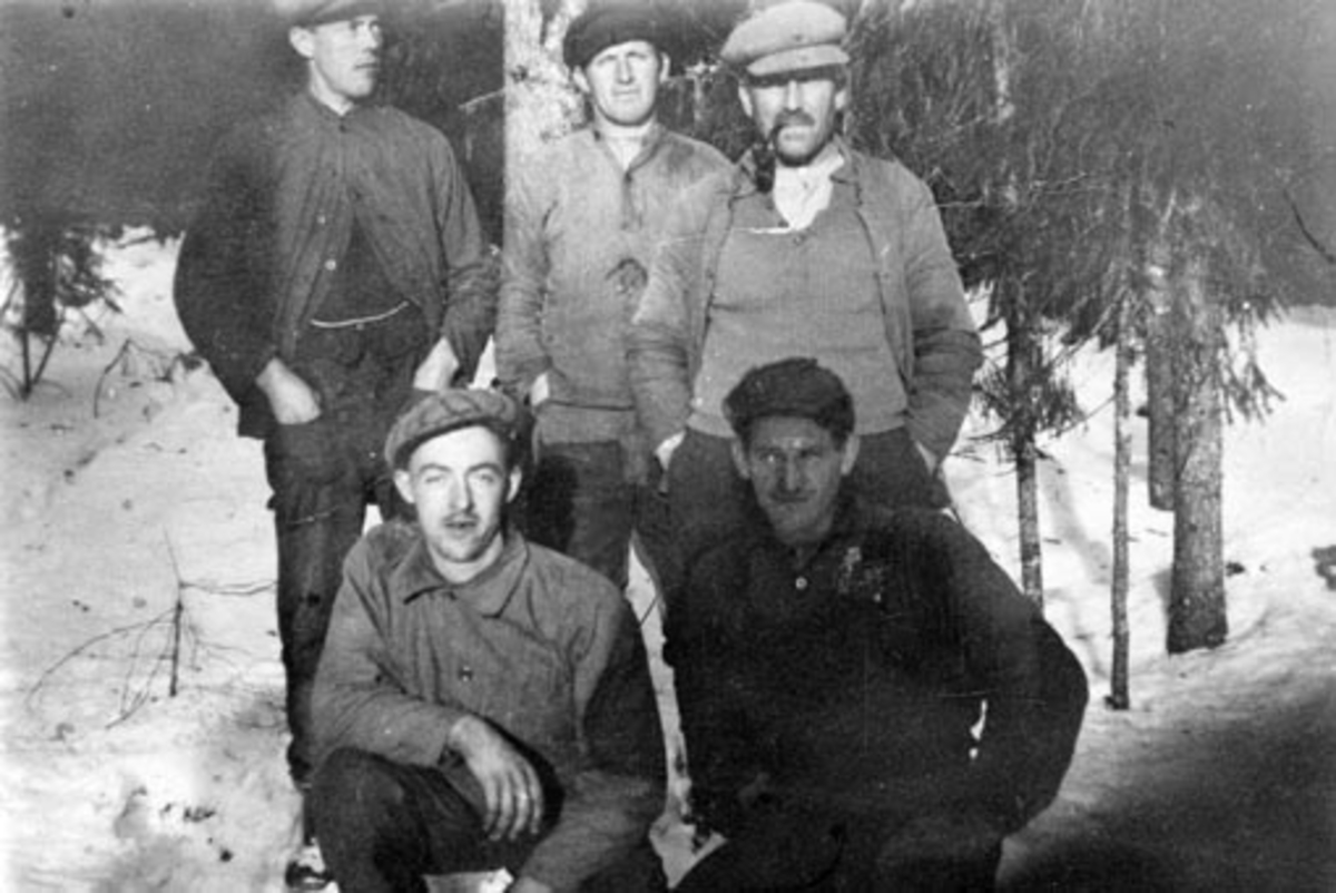 Anno Domkirkeodden, Gruppe skogsarbeidere. Fra venstre er Martin Myhrehagen, Magnus Myhrehagen, resten ukjent, Myrhagen, Nes, Hedmark.