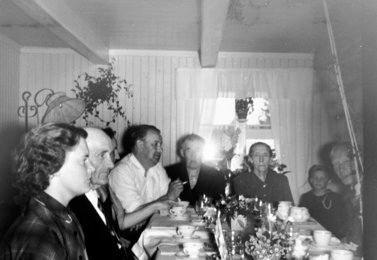 Anno Domkirkeodden, Interiør, Prøysenstua, Ringsaker. Rundt dekket festbord på gullbryllupsdag til Julie og Olaf Prøysen. Fra venstre er Reidun Øygarden, Johannes Øygarden, Else Prøysen, Alf Prøysen, Olaf Prøysen, Julie Prøysen, ukjent.