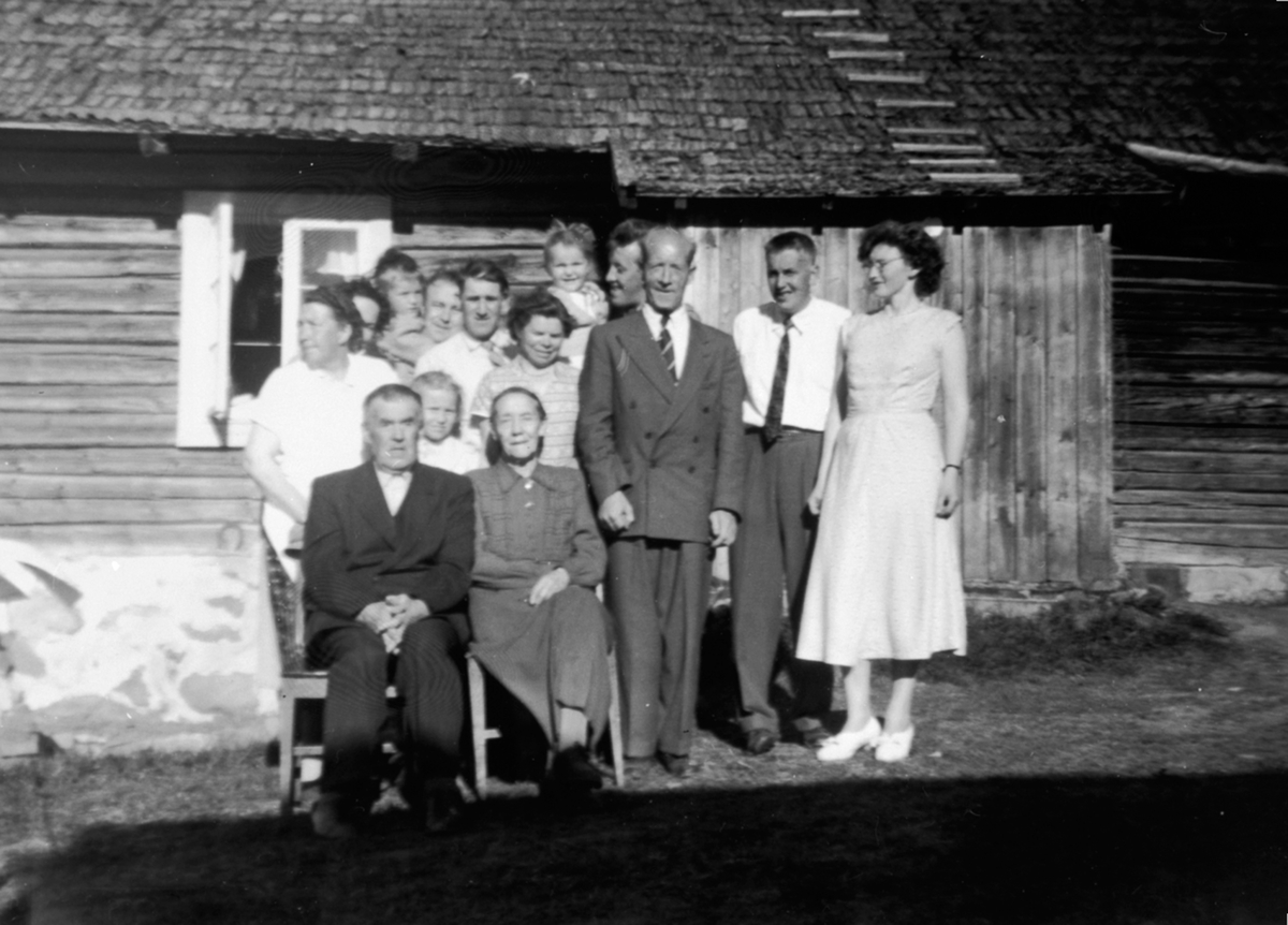 Anno Domkirkeodden, Olaf Andreassen Prøysen og Julie Prøysen feirer gullbryllupsdag i Prøysenstua, Ringsaker.GRUPPE 14, Foran fra venstre er Olaf og Julie Prøysen, Alfred Knudsen, Rolf og Kari Hagen. Bak fra venstre er Marie Knudsen, Elin Prøysen, Tordis Evensen. Bakerst er Else, Ketil, Alf Prøysen,Olaf Evensen. Mary …