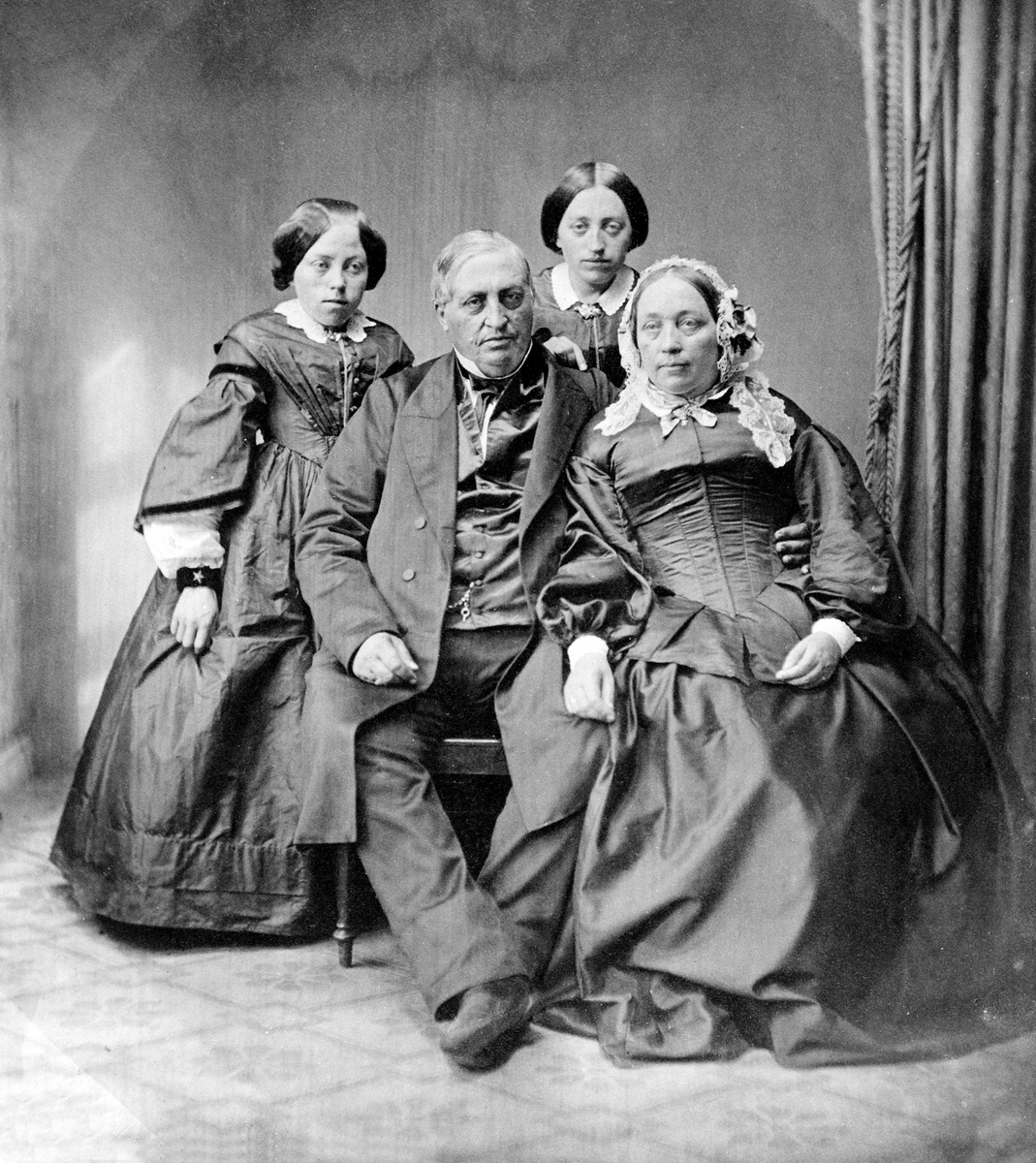 Anno Domkirkeodden, Gruppe 4, Familien Stabel, fra venstre: Peter Ancher Stabel, Barbra Stabel født Borchgrevink, døtrene: Sophie Emilie Stabel (1839-1896), Anne Cathrine Stabel (1837-1884), Dusgård, Ringsaker.