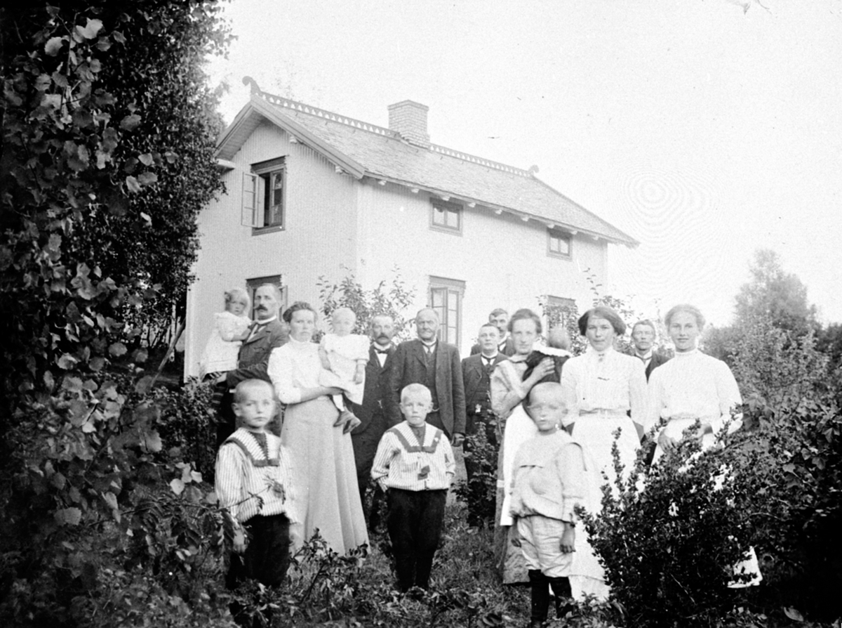 Anno Domkirkeodden, Eksteriør, boligen Bergly, fungerte som føderådsbygning på Smestad gård, Ring, Ringsaker. Familien Smestad foran.