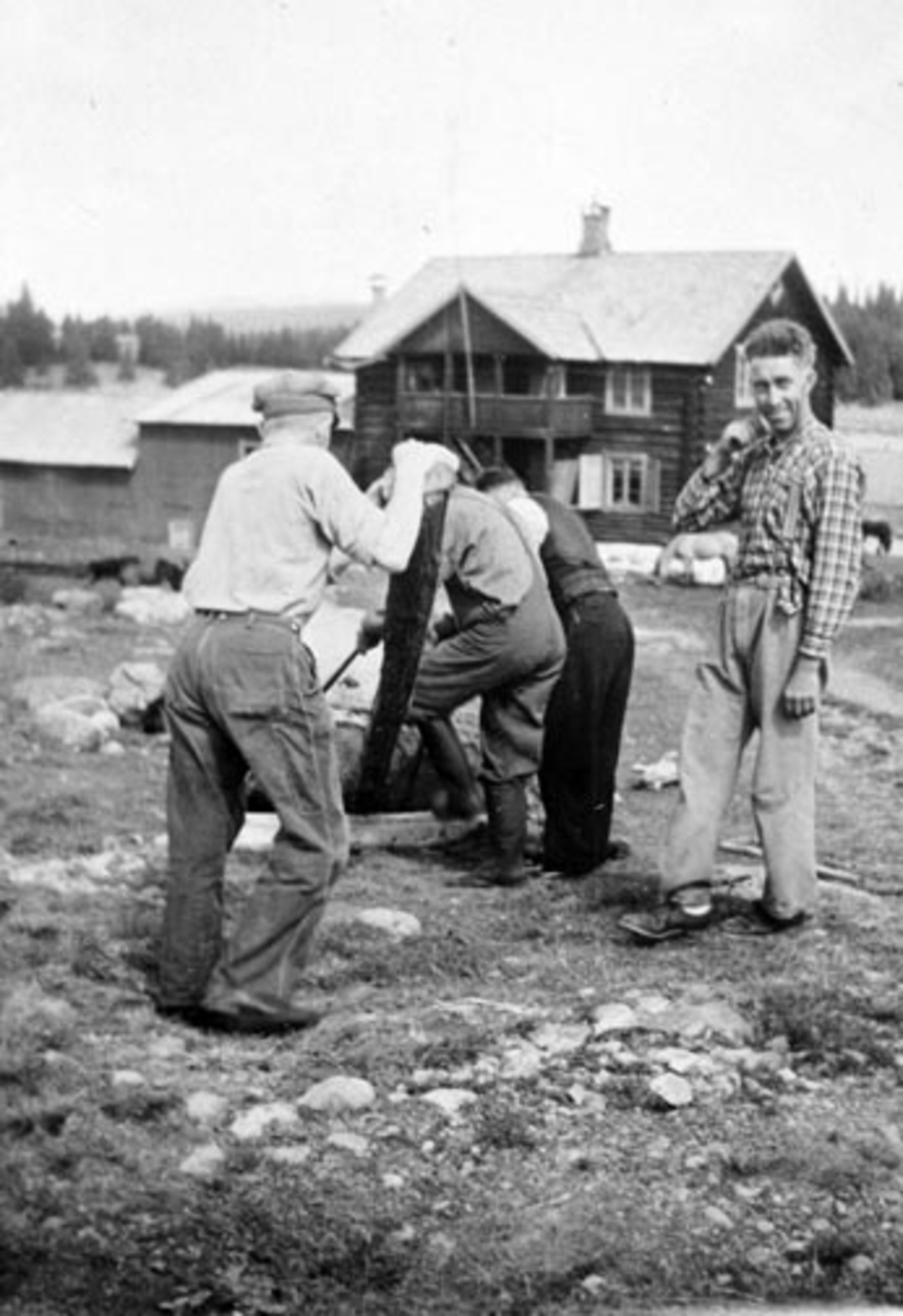 Anno Domkirkeodden, Eksteriør, Helmer Husebys meieri på Olshølen, Ringsakerfjellet, steinbryting foran setermeieriet, gruppe menn arbeider.
