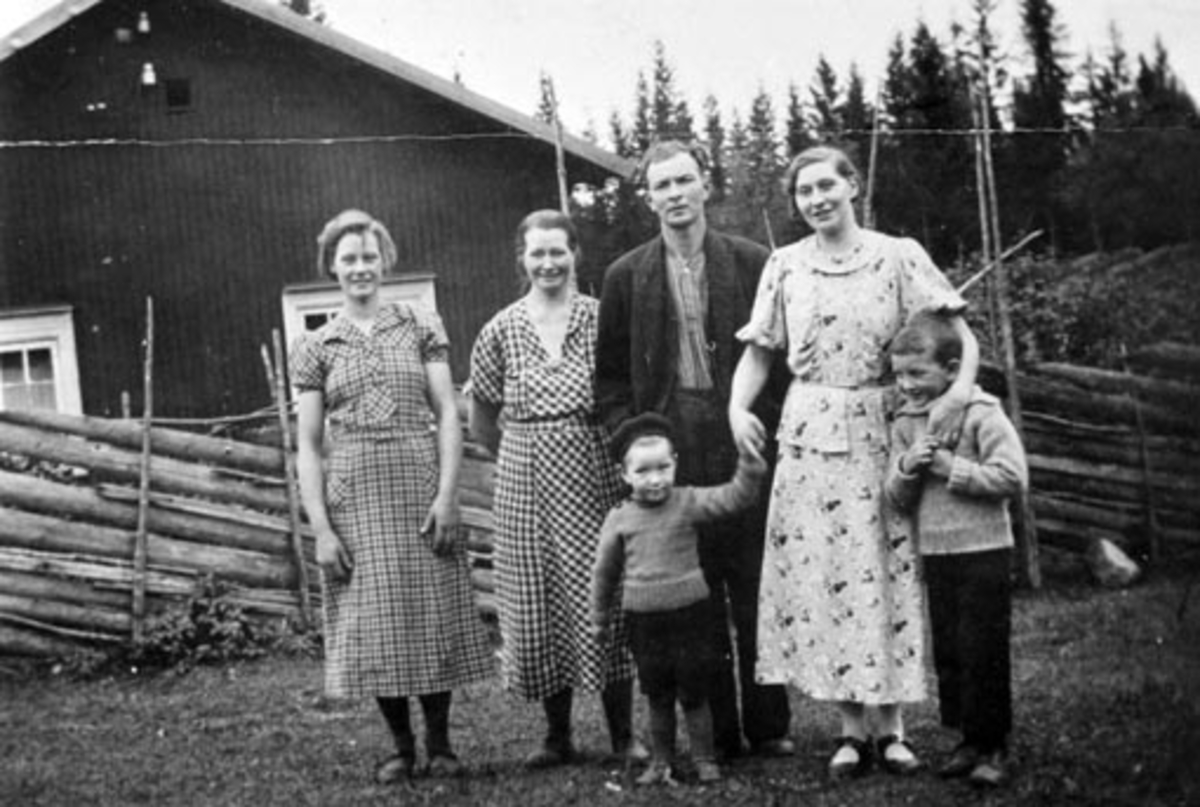 Anno Domkirkeodden, Husmannsplassen Snoperud, Nes, Hedmark. Fra venstre er Astrid Linnerud f.1921, Augusta Linnerud (1897-1984), Einar Linnerud (1899-1969), Klara Evensen, Kåre Linnerud f.1932, Alf Linnerud (1935-1945).