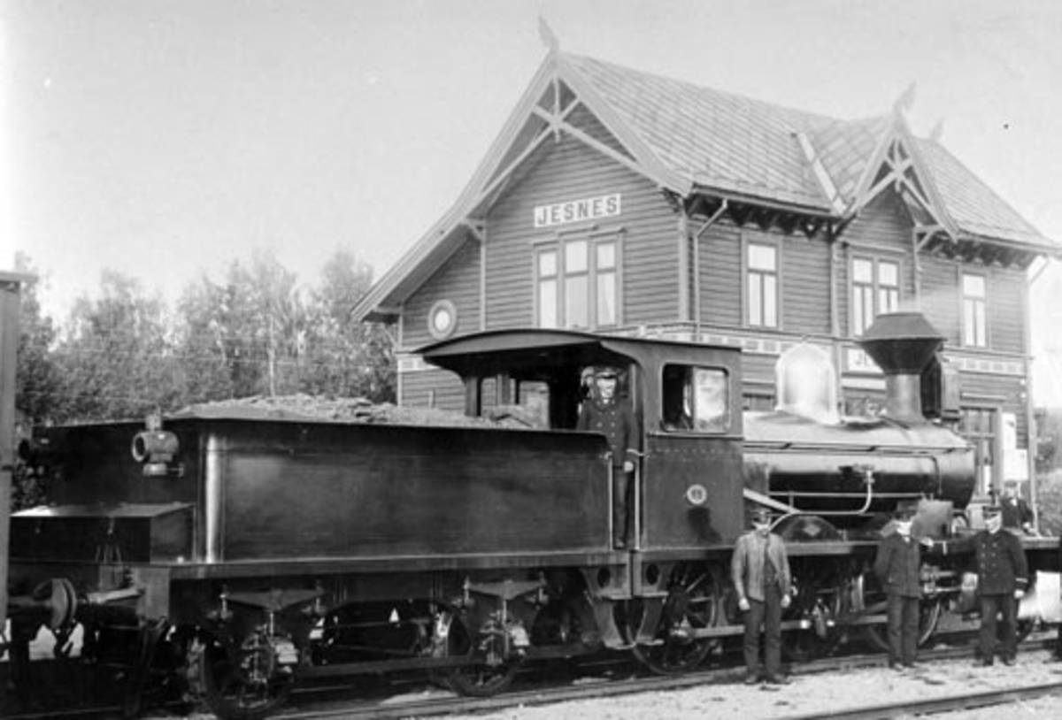 Anno Domkirkeodden, Eksteriør, Jesnes stasjon, lokomotiv nr. 65, NSB jernbaneansatte rundt lokomotivet. Furnes, Ringsaker.