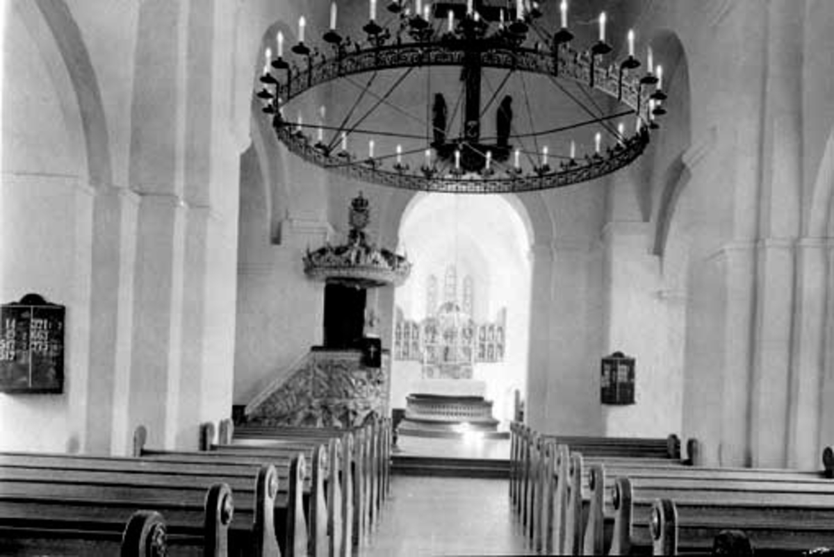 Anno Domkirkeodden, Interiør, Ringsaker kirke, mot altertavla. Hoved skipet med gammel belysning. Lysestake.