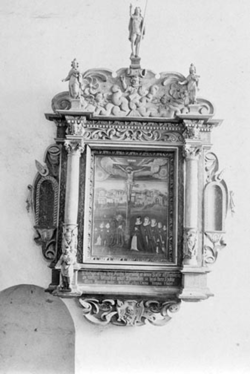 Anno Domkirkeodden, Ringsaker kirke. Epitafium, gave fra sogneprest Oluf Thommessen, avbildet med Marte Hågensdatter og barna, Bolstad, Ringsaker.