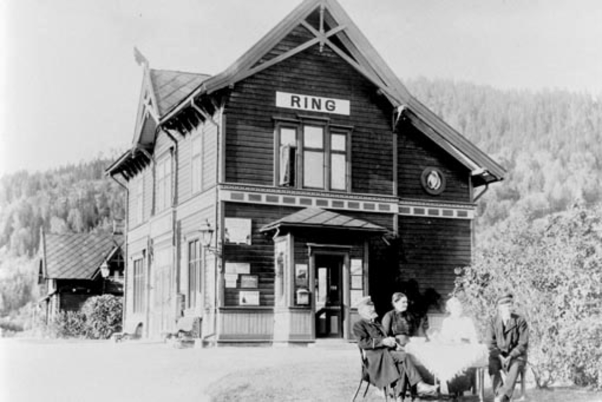 Anno Domkirkeodden, Eksteriør, Ring stasjon, stasjonsbygningen, stasjonsmester med familie rundt kaffebord, Ringsaker.