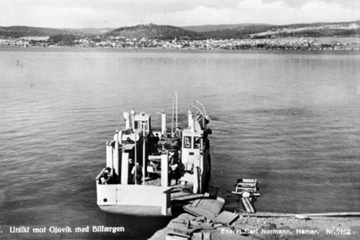 Anno Domkirkeodden, M.F. Mjøsfærgen ved Mengshoel brygge. Gjøvik i bakgrunnen. Postkort.