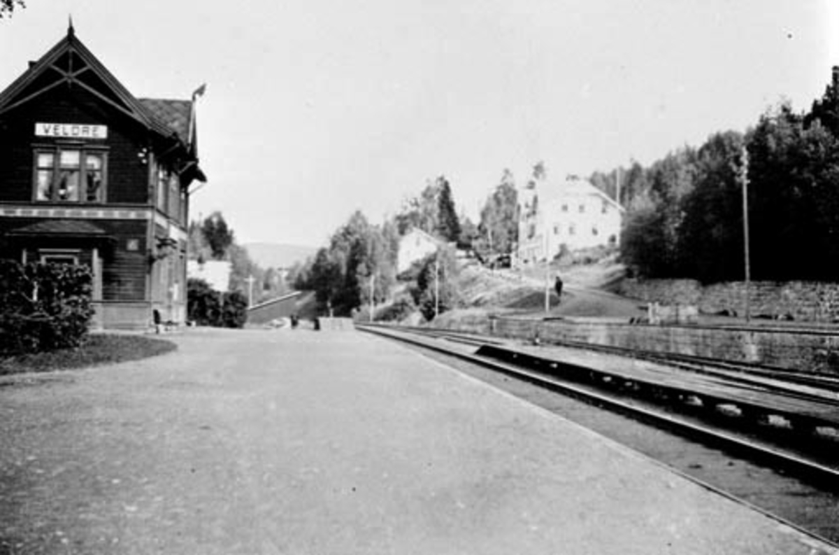 Anno Domkirkeodden, Veldre stasjon, Ringsaker, tog, pakkhus, butikk til høyre.