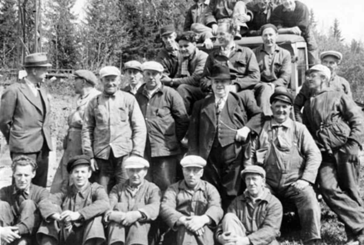 Anno Domkirkeodden, Stor gruppe menn, ansatte ved Ringsaker og Nes kraftanlegg. Hans Håkonsen, Thorbjørn Larsen, Alfred Vestad, Emil Elstad, Aksel Bjerke, Hornæss, Engeskaug, Ivar Nommerstad, Solberg, Otto Knutsen, Granum, Skogstad, Hallvard Håkonsen, Martinus Linnerud, Sverre Knutsen, Håkon Håkonsen.