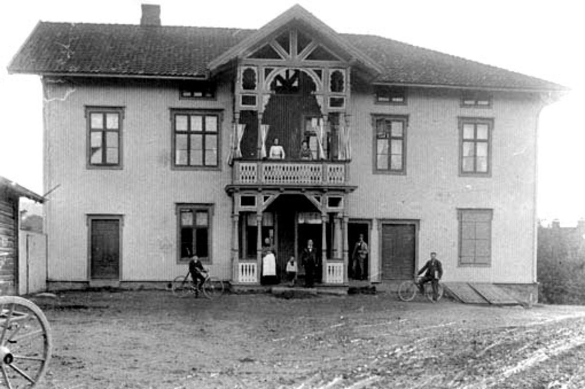 Anno Domkirkeodden, Eksteriør, Finsal, Kolloen landhandleri, sveitserstil, baksiden, Furnesvegen, Brumunddal.