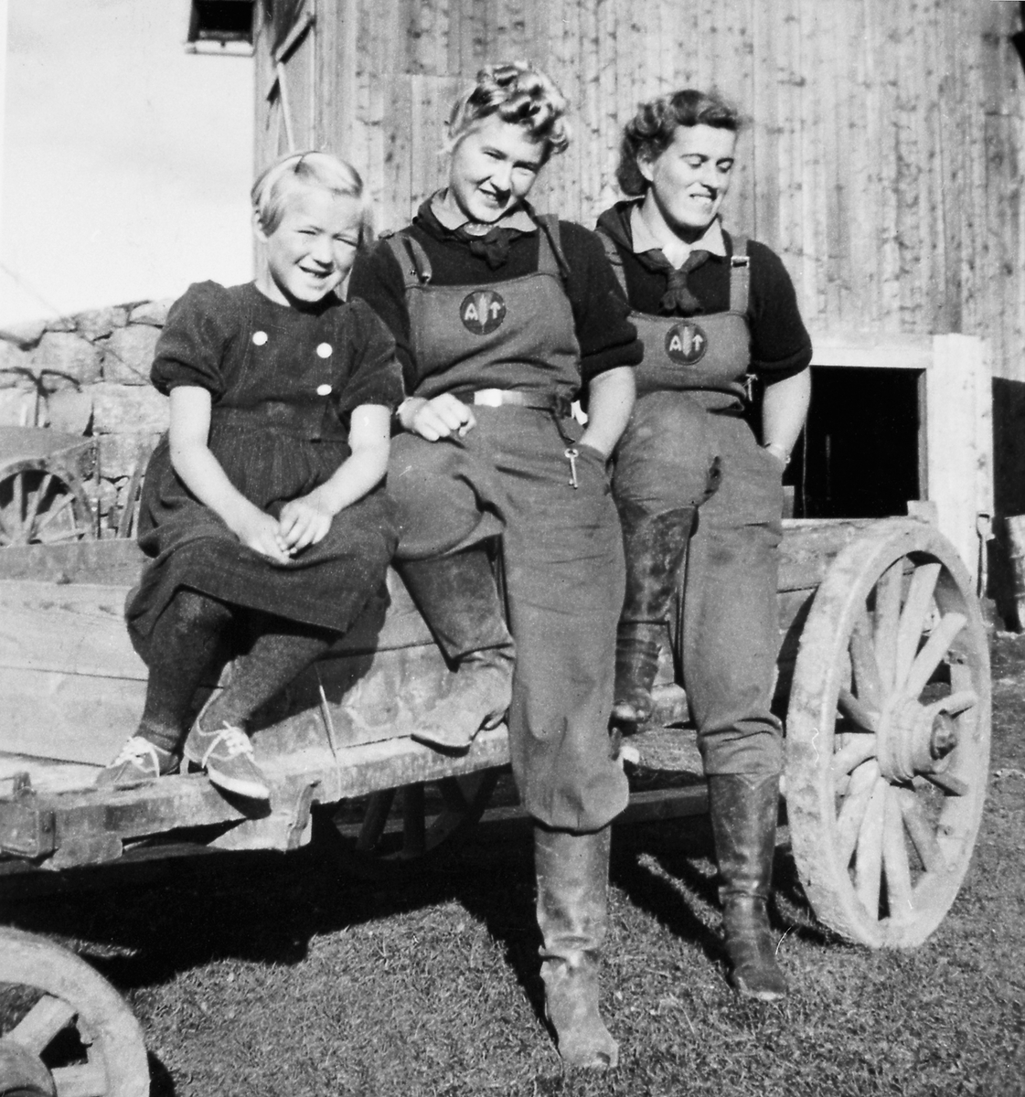Anno Domkirkeodden, 2 damer fra arbeidstjenesten (AT) på Rør gård under krigen sammen med jente. Til venstre er Ragnhild Røhr gift Smebold, Veldre.