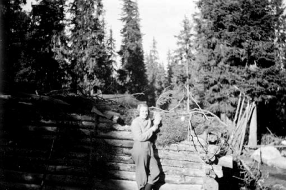 Anno Domkirkeodden, Sambandsordonnans under krigen "Tante Olaug", Karen Storlien Ness ved Rauskjørbua, Hamarseterhøgda, Ringsakerfjellet. Fredsvåren 1945.