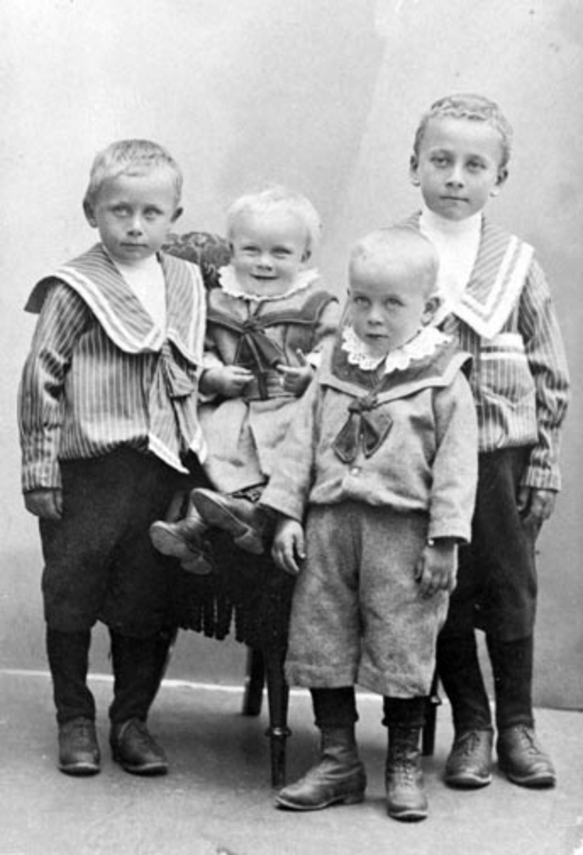 Anno Domkirkeodden, Brødrene Fossum på Ousdal Nedre, Nes, Hedmark. Fra venstre er Alf (1898-1915), Even (1902-1977), Leif (1900-1978), Sigurd (1897-1987).
