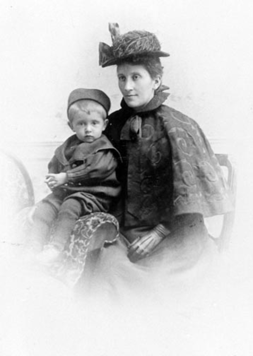 Anno Domkirkeodden, Mor og barn. Ida Georgine Svartshoel (født Coldevin (1867-1950)) med sønnen Ole Svartshoel (1895-1967) på Kvam, Nes, Hedmark.