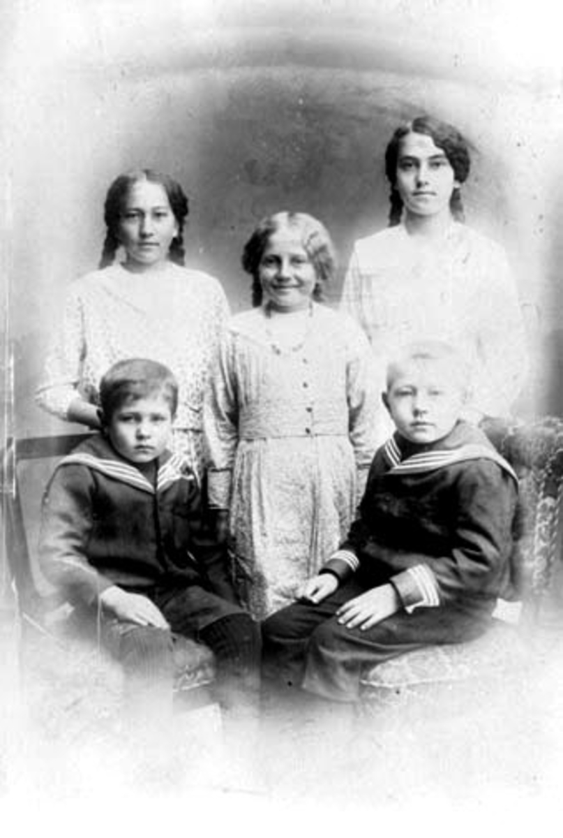 Anno Domkirkeodden, Fem barn Knatterud. Bak fra venstre er Dagny f.1909, Marie f.1907, Helene f.1906. Foran fra venstre er Thorleif, Paul Nikolai f.1912, Johan Alfred f.1910. Nes, Hedmark.